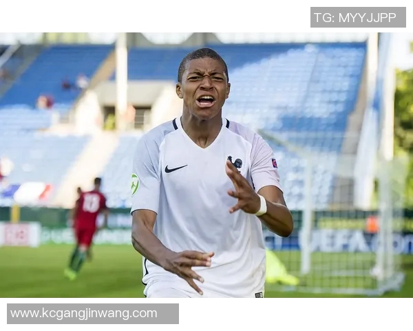 乌龟般稳健的足球明星如何在赛场上展现独特魅力与风采 乌龟般稳健的足球明星如何在赛场上展现独特魅力与风采