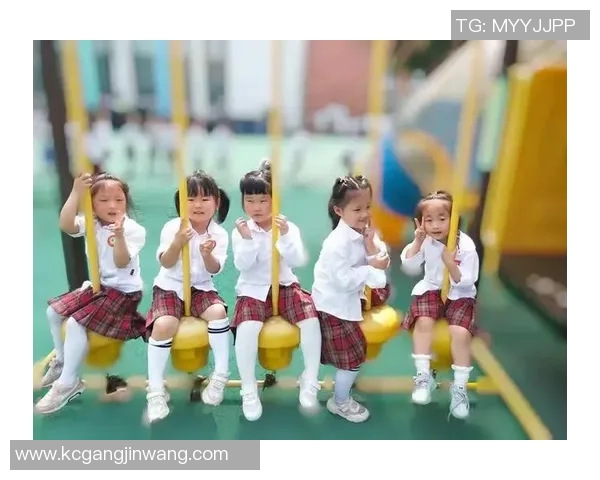 小萌娃与足球明星亲密接触瞬间展现童真与梦想的交汇