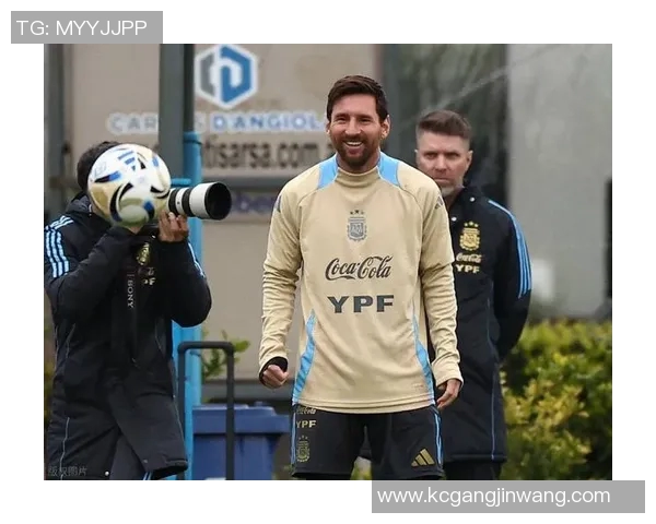 足球明星亲自赠送球衣活动引发球迷热潮与欢呼声