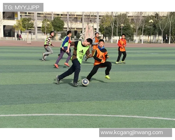 足球明星与拉拉队的奇妙邂逅在绿茵场上谱写青春旋律